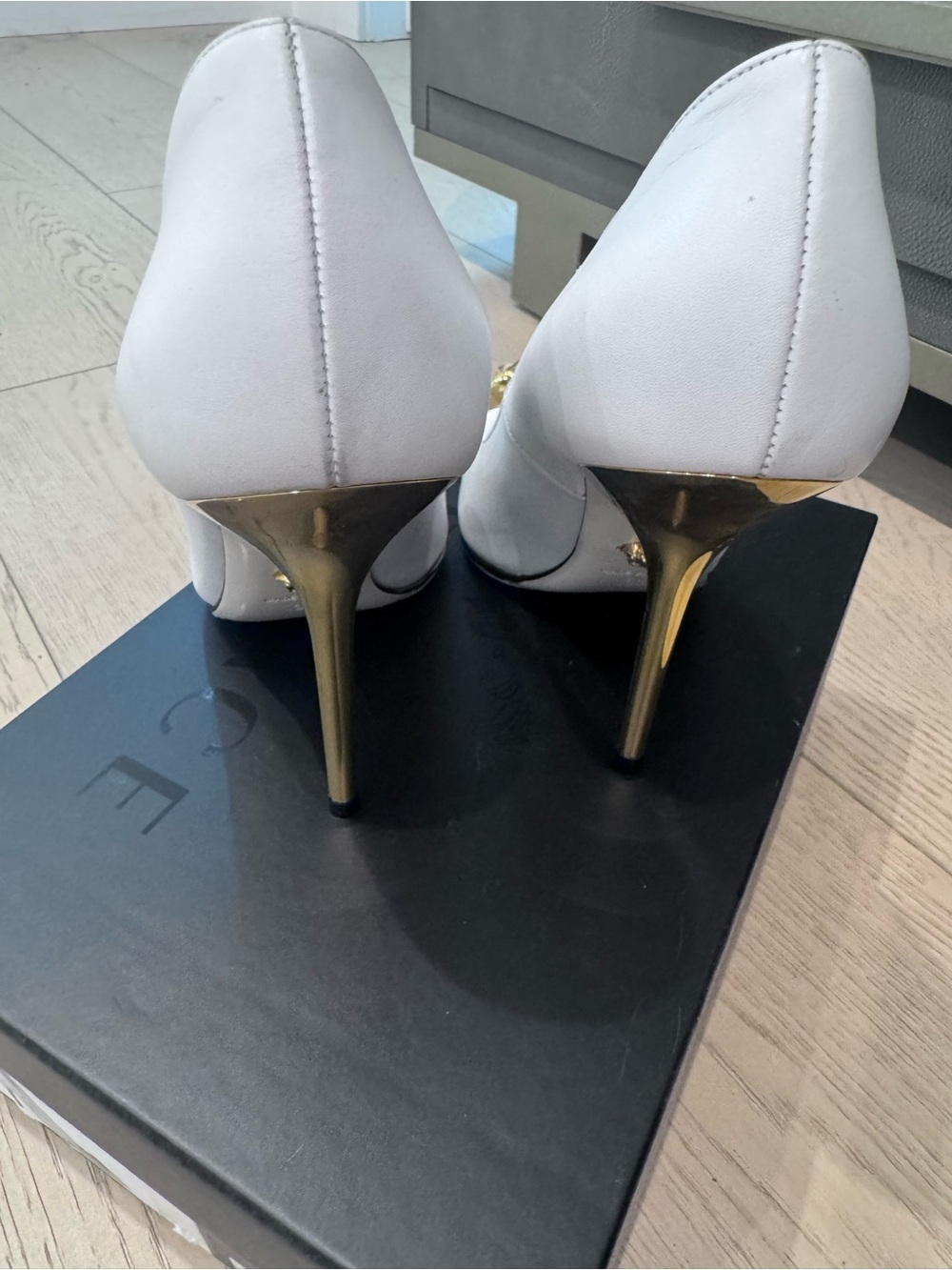 Authentic Versace White Leather Pumps with Gold Medusa DECOLLETE VITELLINO 38 - Picture 7 of 16
